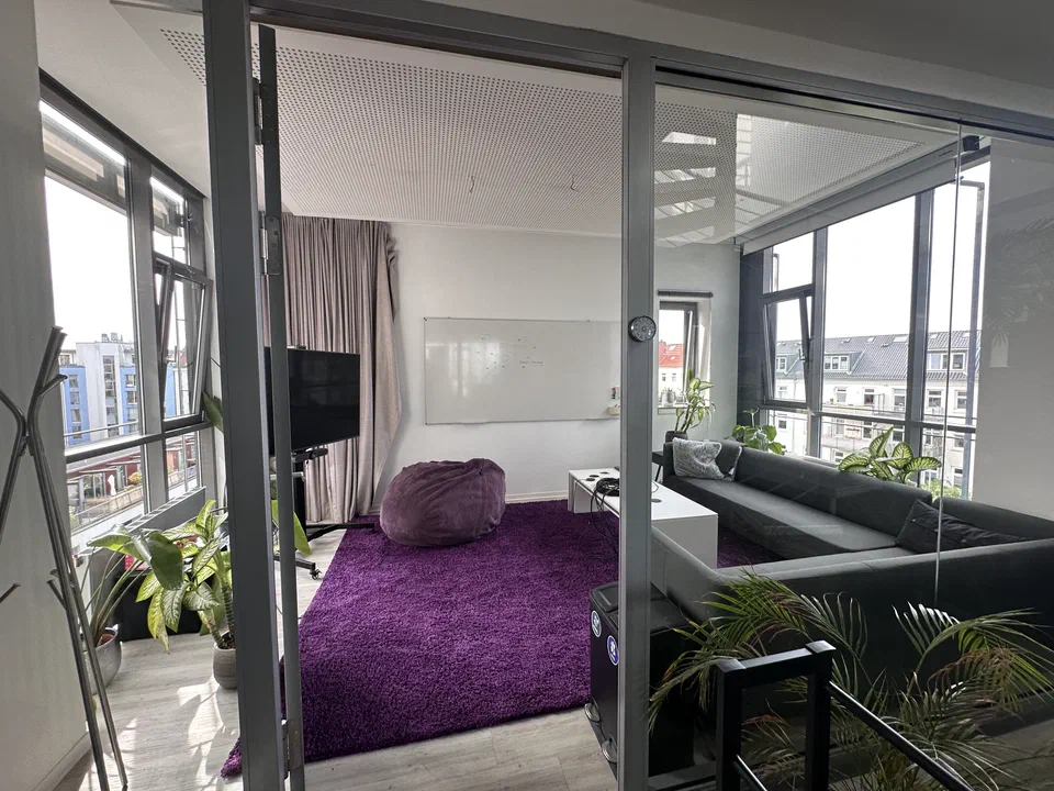 itemis office – modern workplace with glass walls and city view